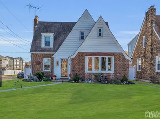 165 Clinton St, Woodbridge, NJ 07095