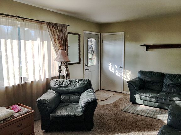 3rd image of 220 Oak Dr