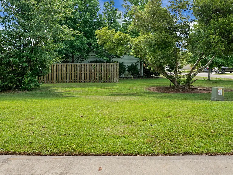 102 Lamplighter Ln — Photo 34