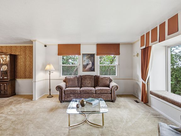5th image of 2941 Oakwood Dr