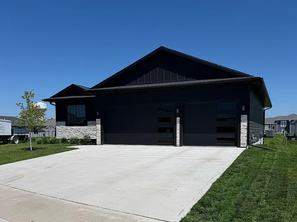 3709 Larchwood Cir, Spirit Lake, IA 51360