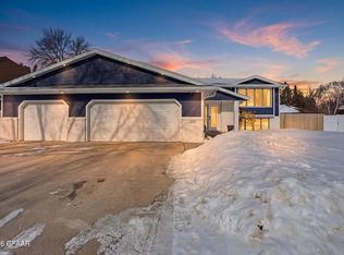 205 Circle Hills Dr, Grand Forks, ND 58201