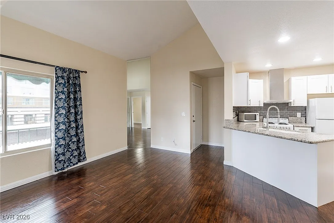 2 bed, 1.0 bath, 618 sqft, $1,200 — Photo 2