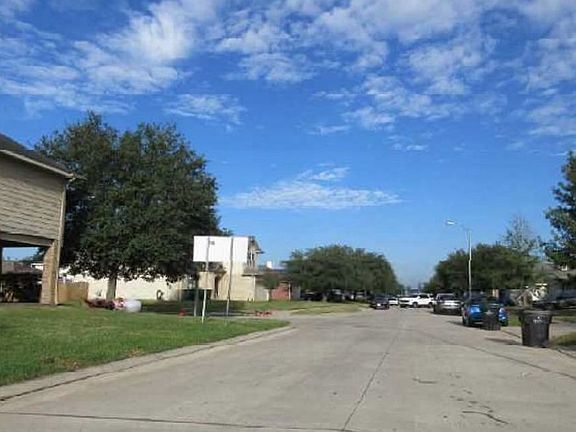 Exterior Neighborhood (street photo)