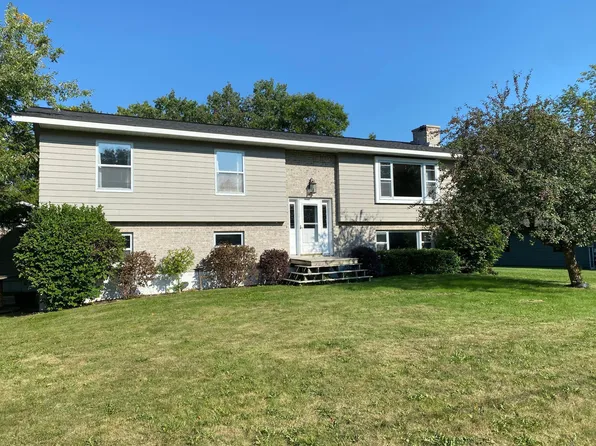 702 5th Ave NE, Roseau, MN 56751