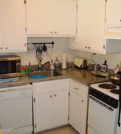 KITCHEN WITH GRANITE