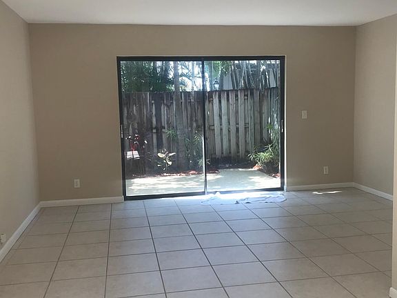 2nd image of 427 N Cypress Dr APT 4
