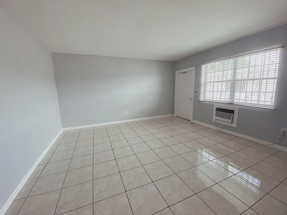 Livingroom w/ main entrance