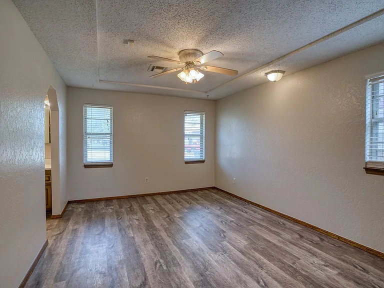 700 Wood Hollow Ln — Photo 12