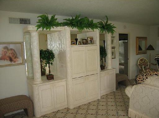 500 Brackenwood living room
