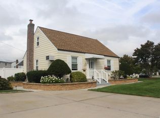 47 Oriole Rd, Levittown, NY 11756