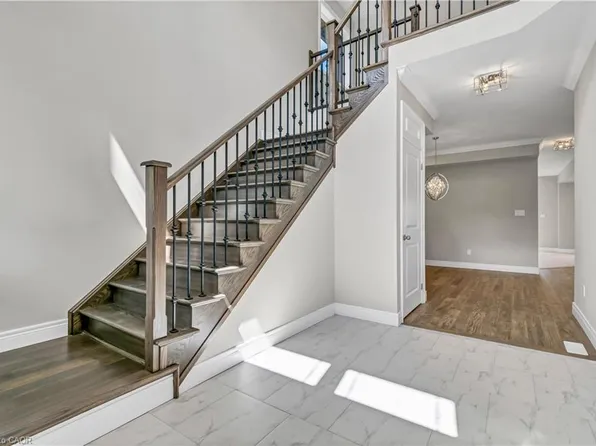4 Mentino Ct, Hamilton, ON L8W 1Z5