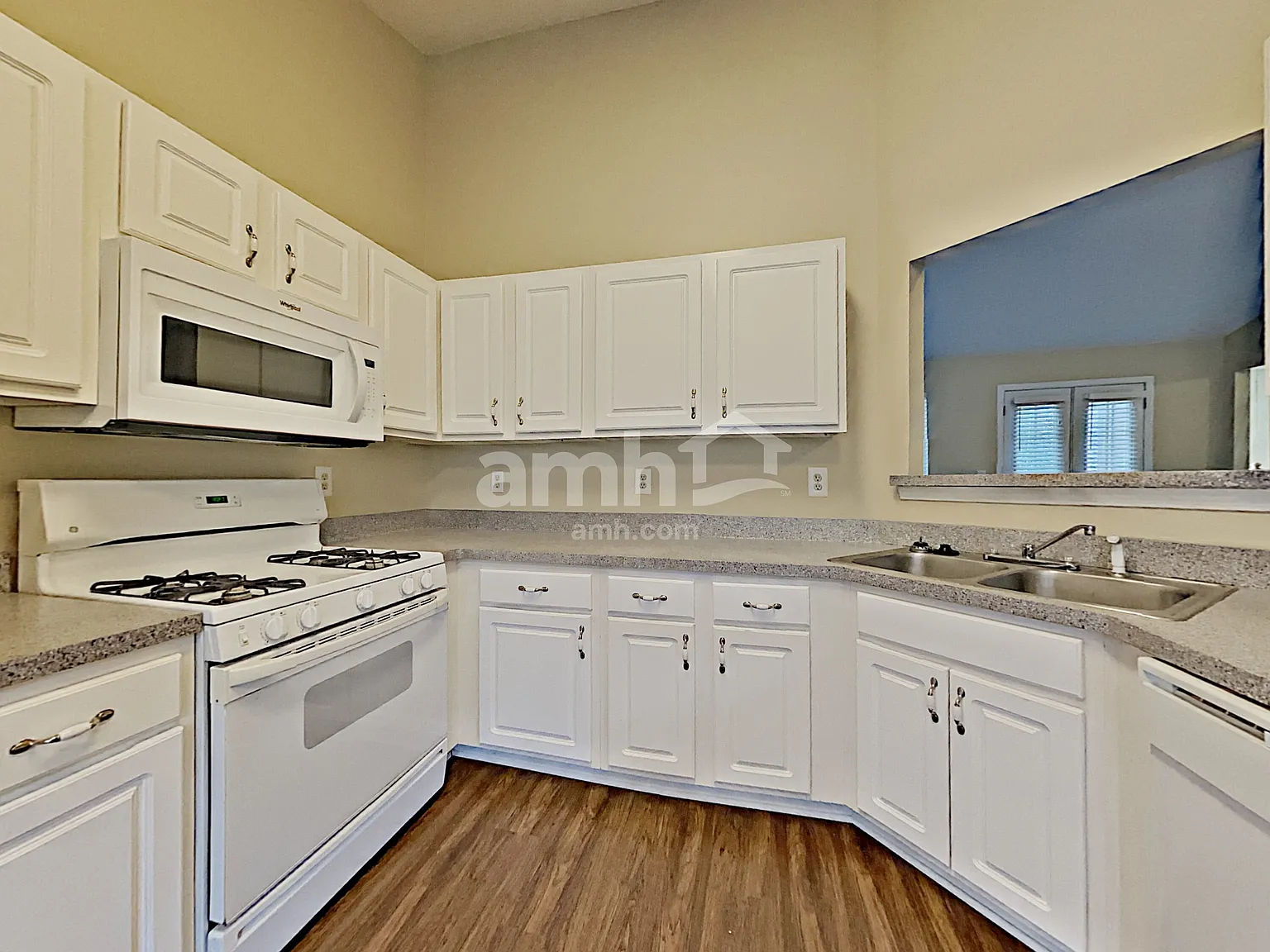 3 bed, 3.0 bath, 2476 sqft, $2,510 — Photo 3