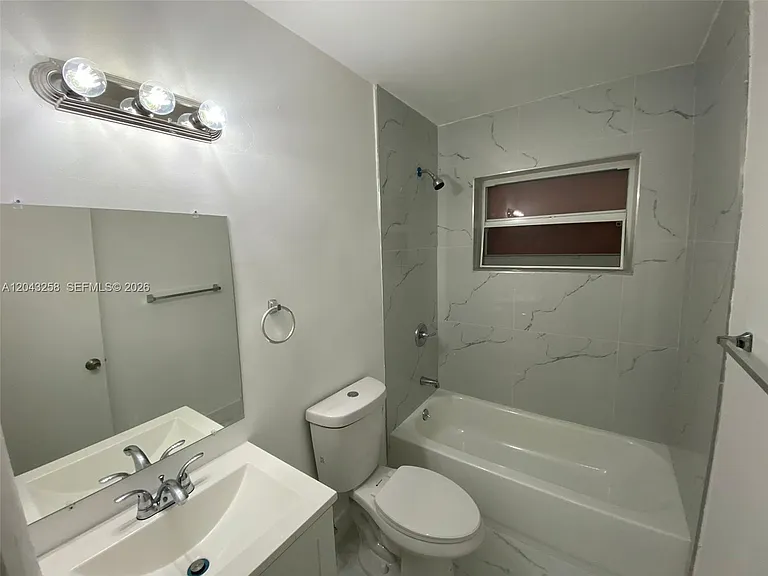 1842 Madison St #3 — Photo 3