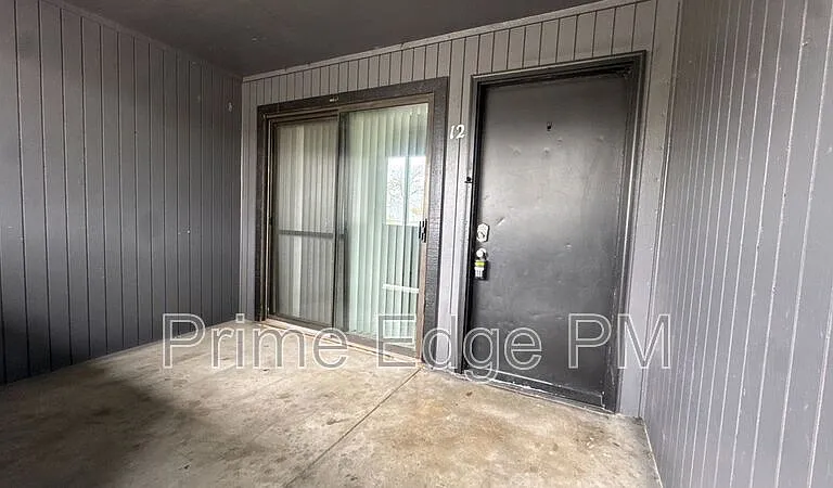 1121 N 28th St #12 — Photo 4