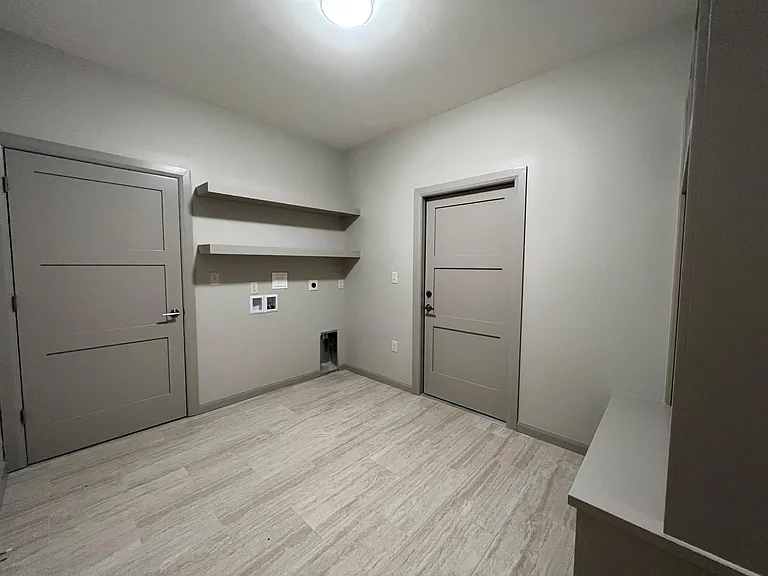 Laundry/Mud room (full size washer/dryer connections)
