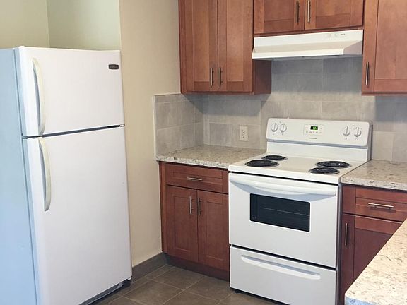Kitchen w/electric range