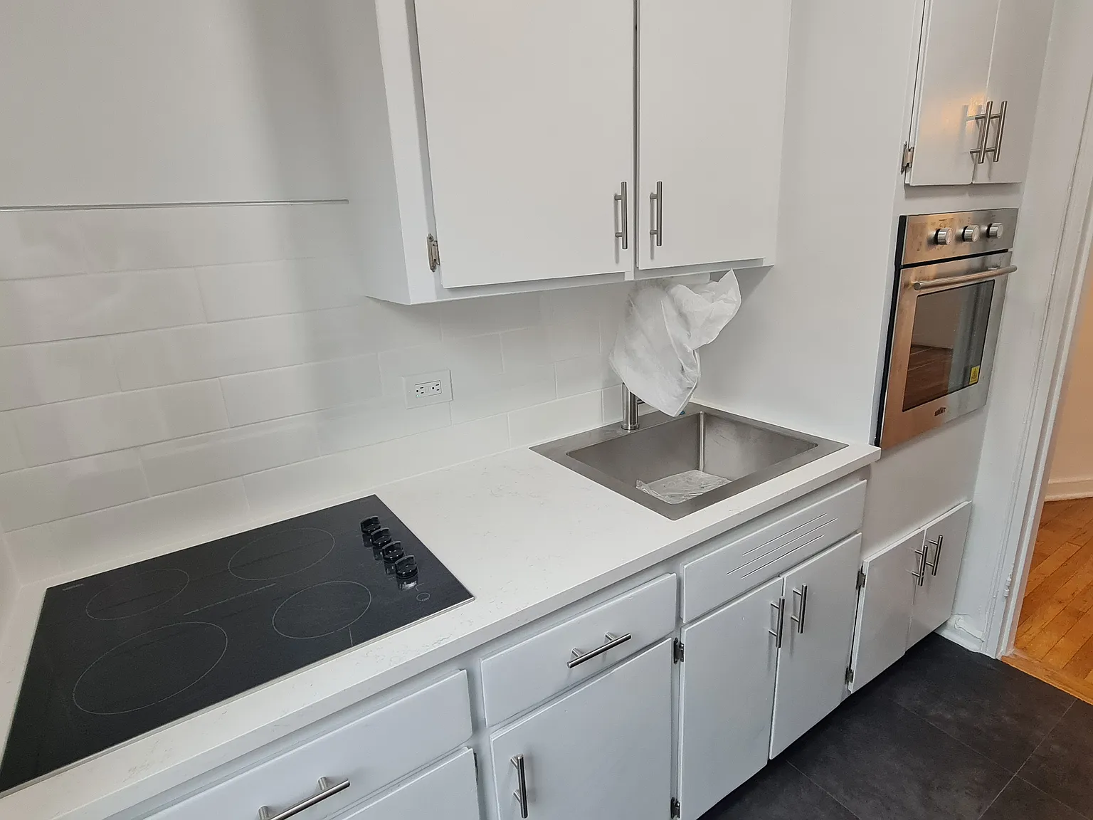 1 bed, 1005 sqft, $2,300 — Photo 2