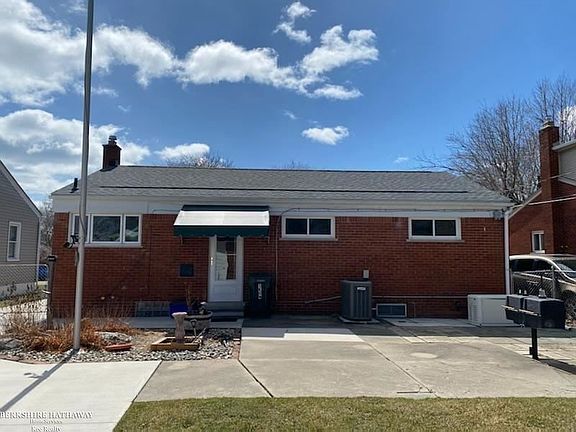 3rd image of 20837 Maple St