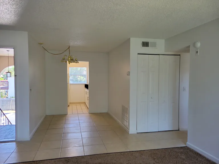 Executive House Apartments — Photo 17