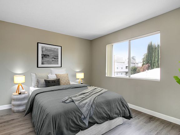 5th image of 14440 Dickens St #302