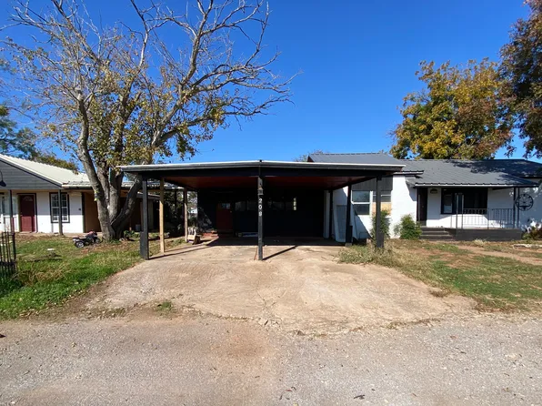 208 W Diamond Ave, Iowa Park, TX 76367
