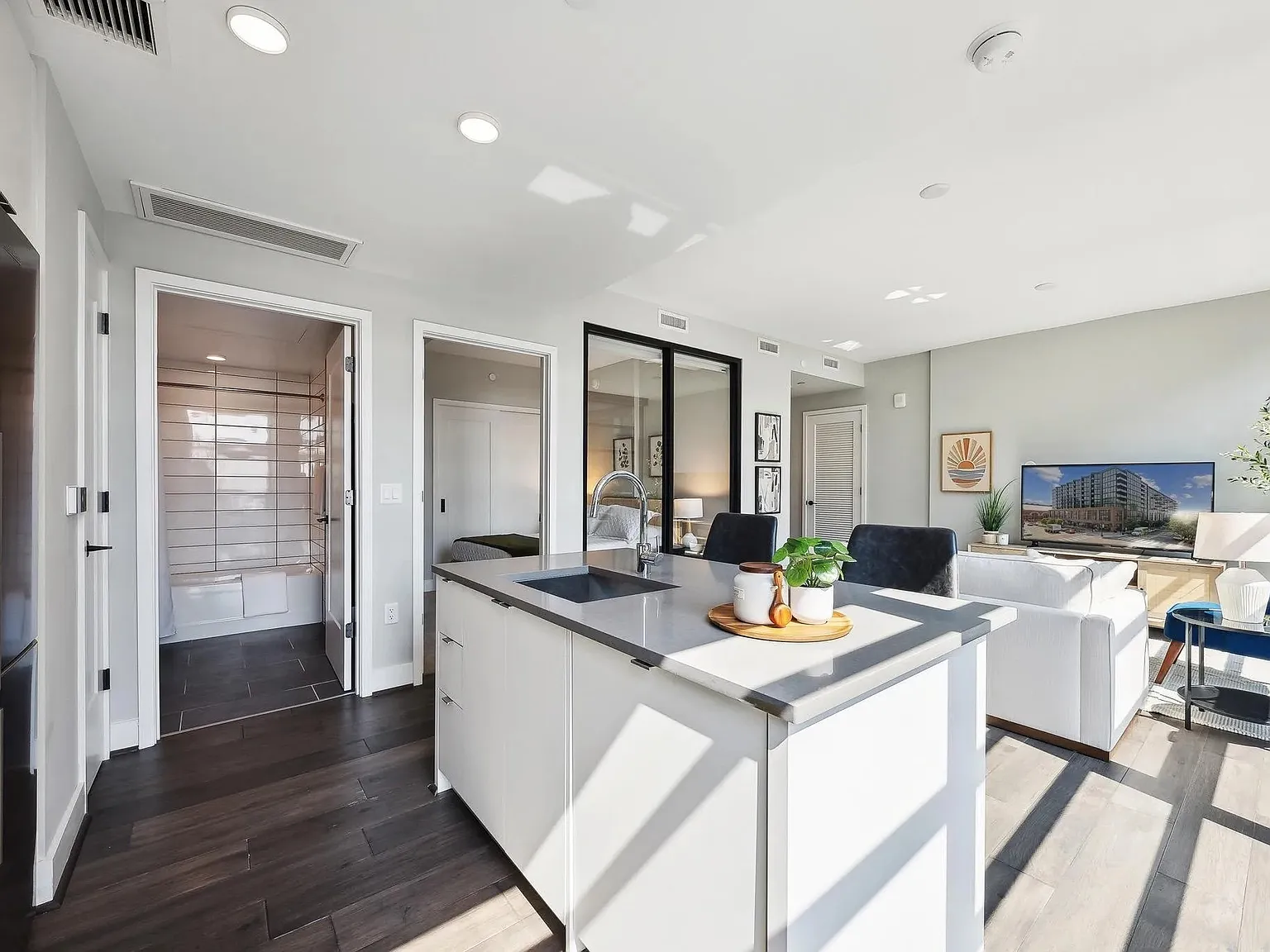1 bed, 575 sqft, $2,495 — Photo 3