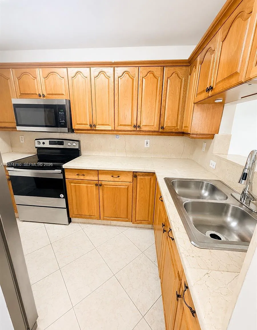Rozland Condo — Photo 2