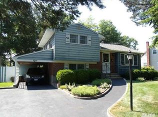 8 Apple Ln, Commack, NY 11725