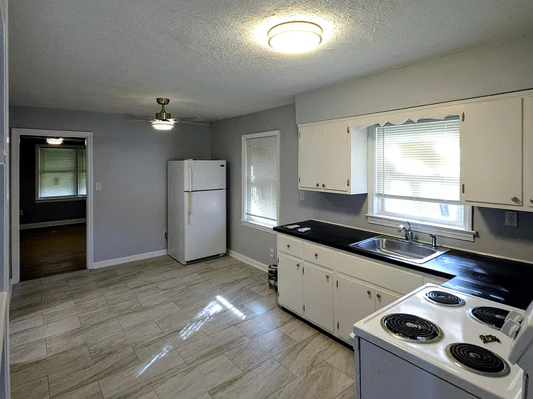 1803 Algonquin Pkwy #F1 — Photo 8