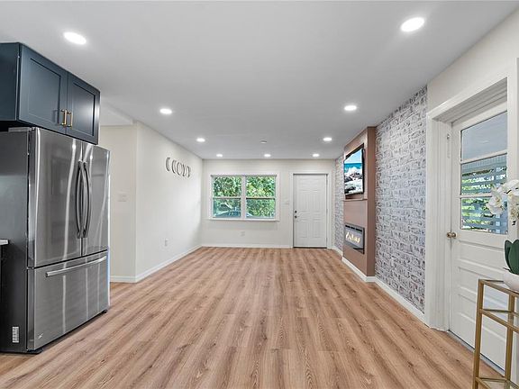 3rd image of 607 WALNUT DRIVE