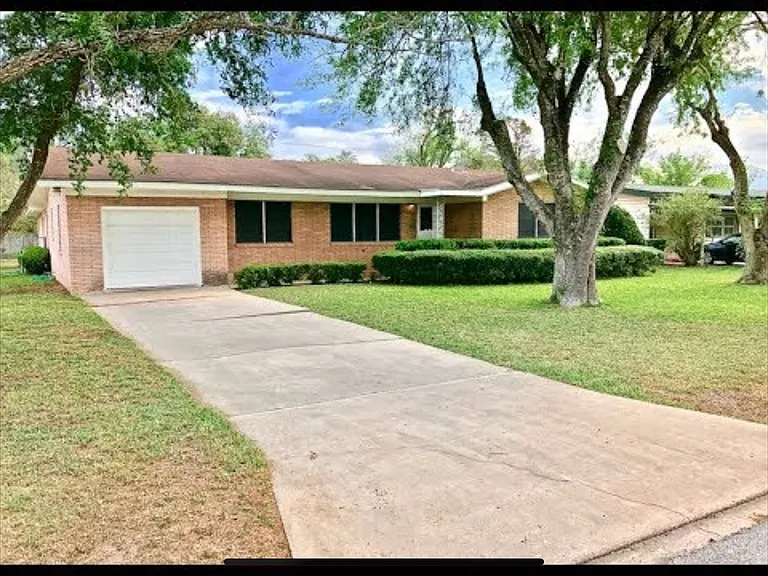 1135 Parkwood Pl — Photo 1