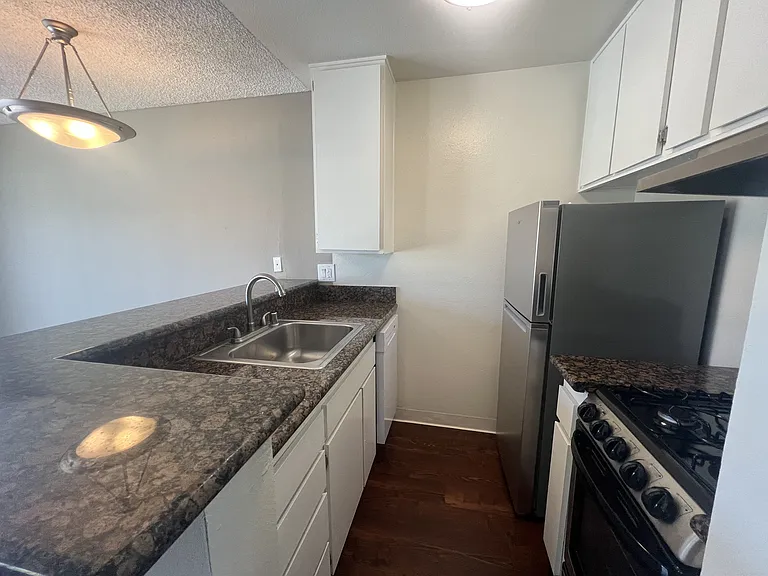 Versailles on the Lake Apartments — Photo 95