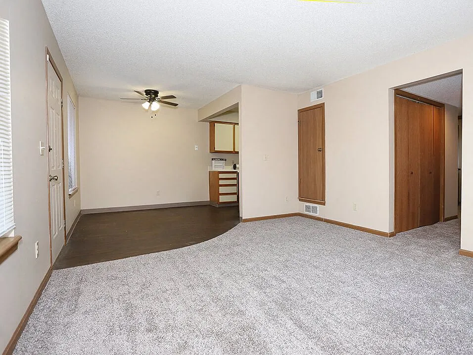 Cross Creek Apartments and Townhomes — Photo 1