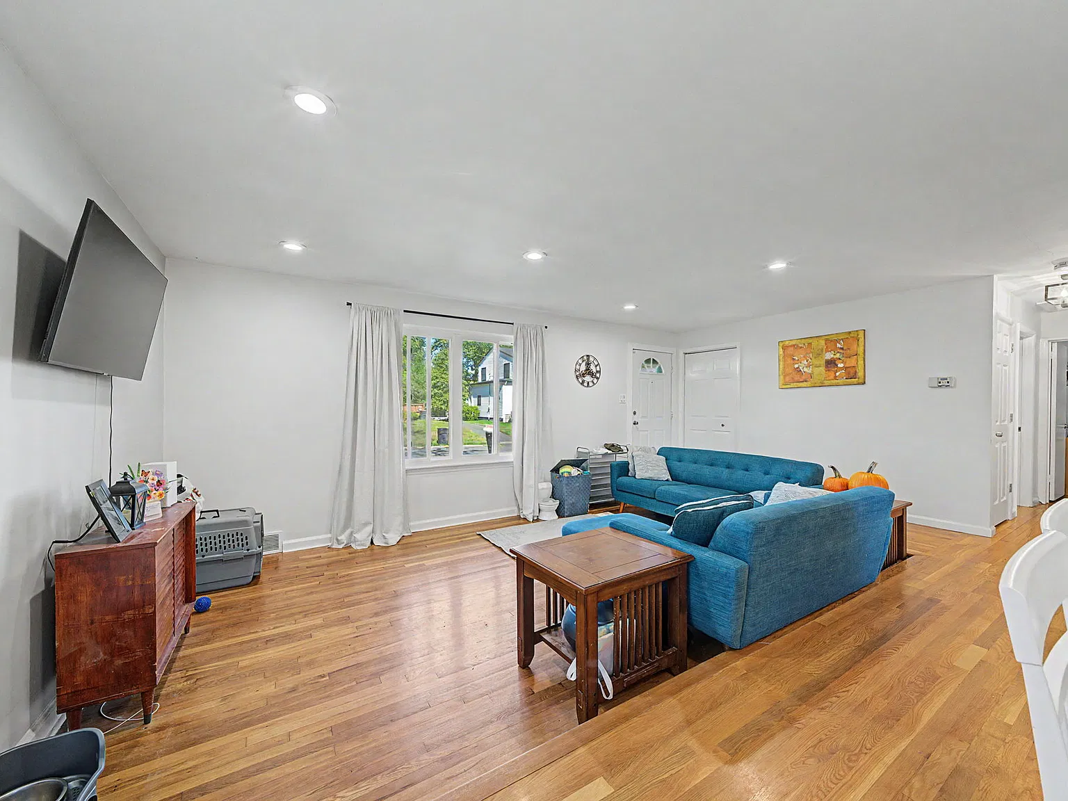 3 bed, 1040 sqft, $4,250 — Photo 2