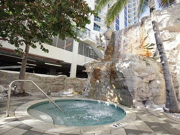 5th image of 17375 Collins Ave #704