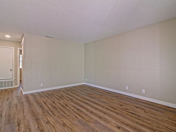 5th image of 401 Hedgewood Dr APT C