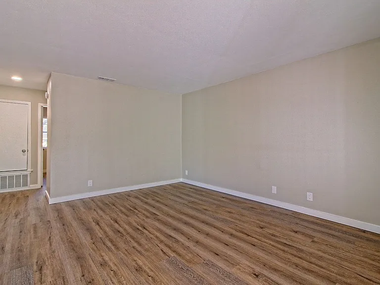 401 Hedgewood Dr #C — Photo 5