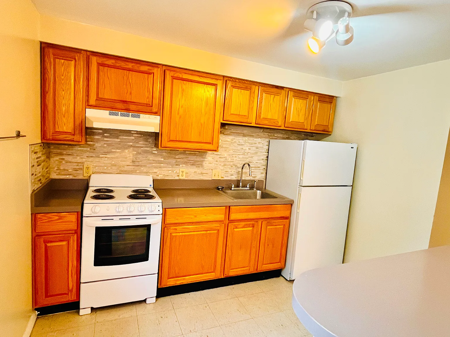 1 bed, 560 sqft, $1,900 — Photo 3