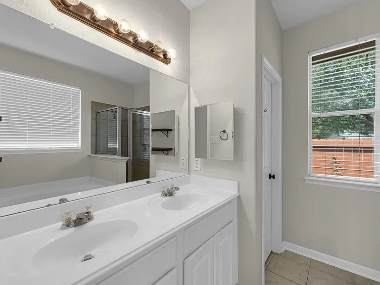 1922 Vale Haven Dr — Photo 8