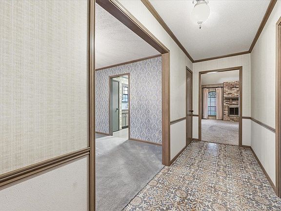 5th image of 990 Shakespeare Dr