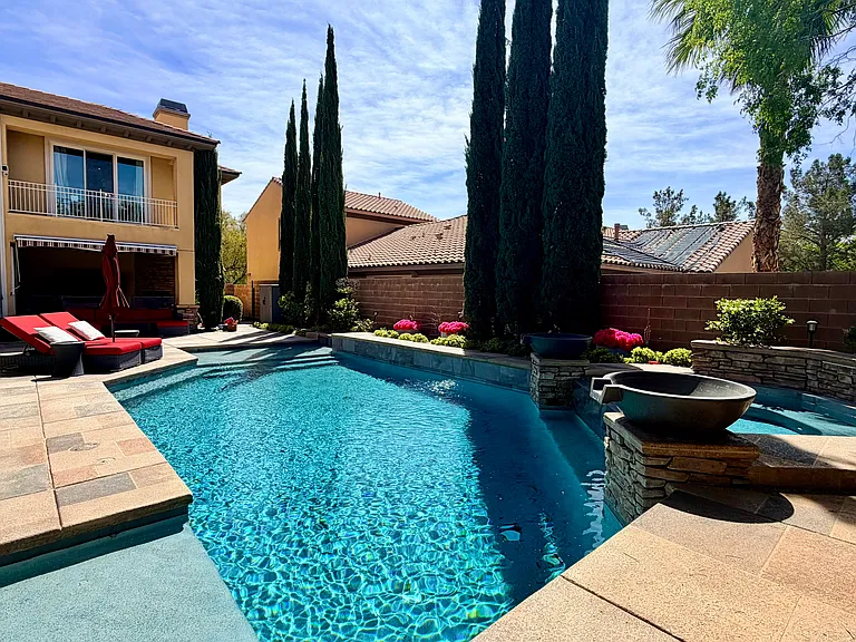 Oversized upgraded pool