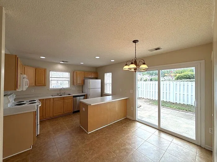 3 bed, 2.0 bath, 1350 sqft, $1,700 — Photo 4