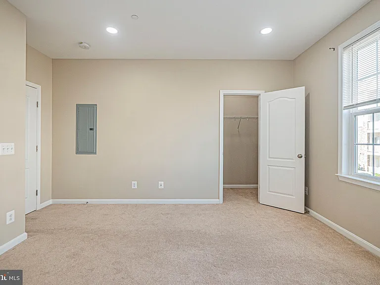 24680 Byrne Meadow Sq — Photo 26