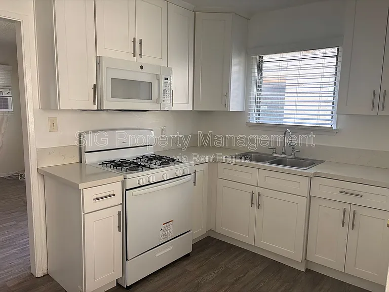 417 E Elmwood Ave #B — Photo 5