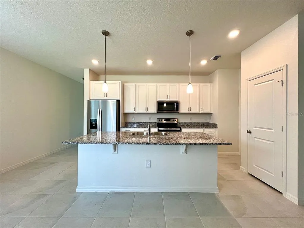 4 bed, 2.0 bath, 1656 sqft, $2,450 — Photo 3