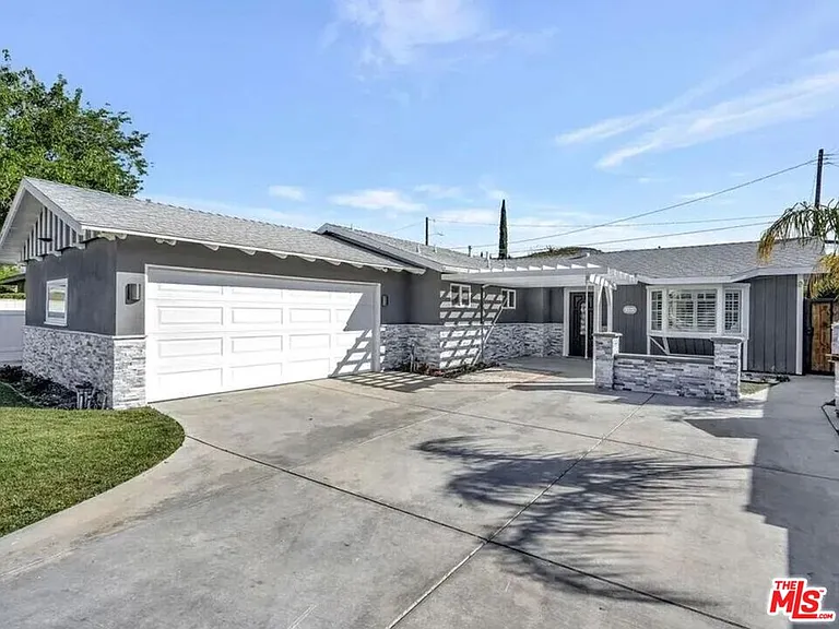 28040 Ermine Pl — Photo 3