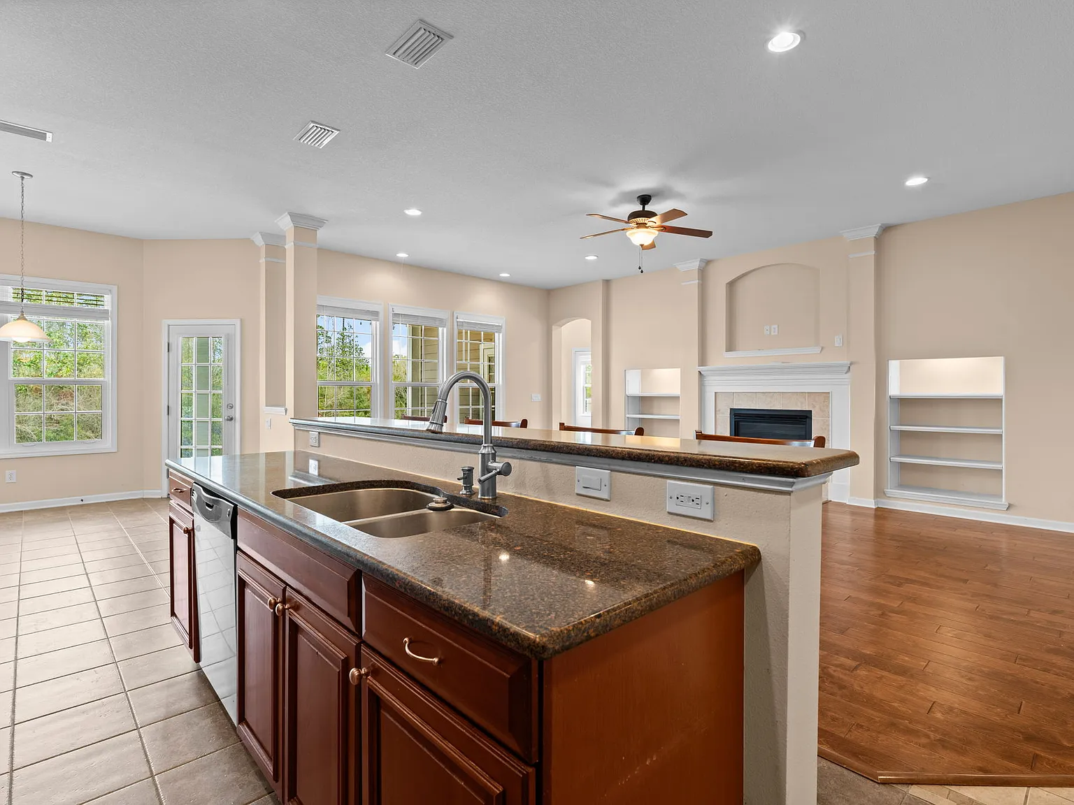 5 bed, 3605 sqft, $2,995 — Photo 4