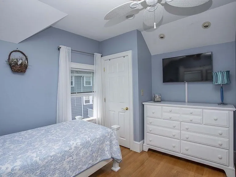 63 Glades Rd — Photo 15