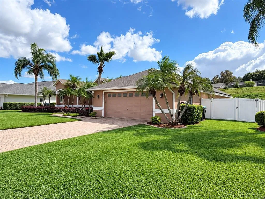 4 bed, 3.0 bath, 2364 sqft, $4,000 — Photo 2